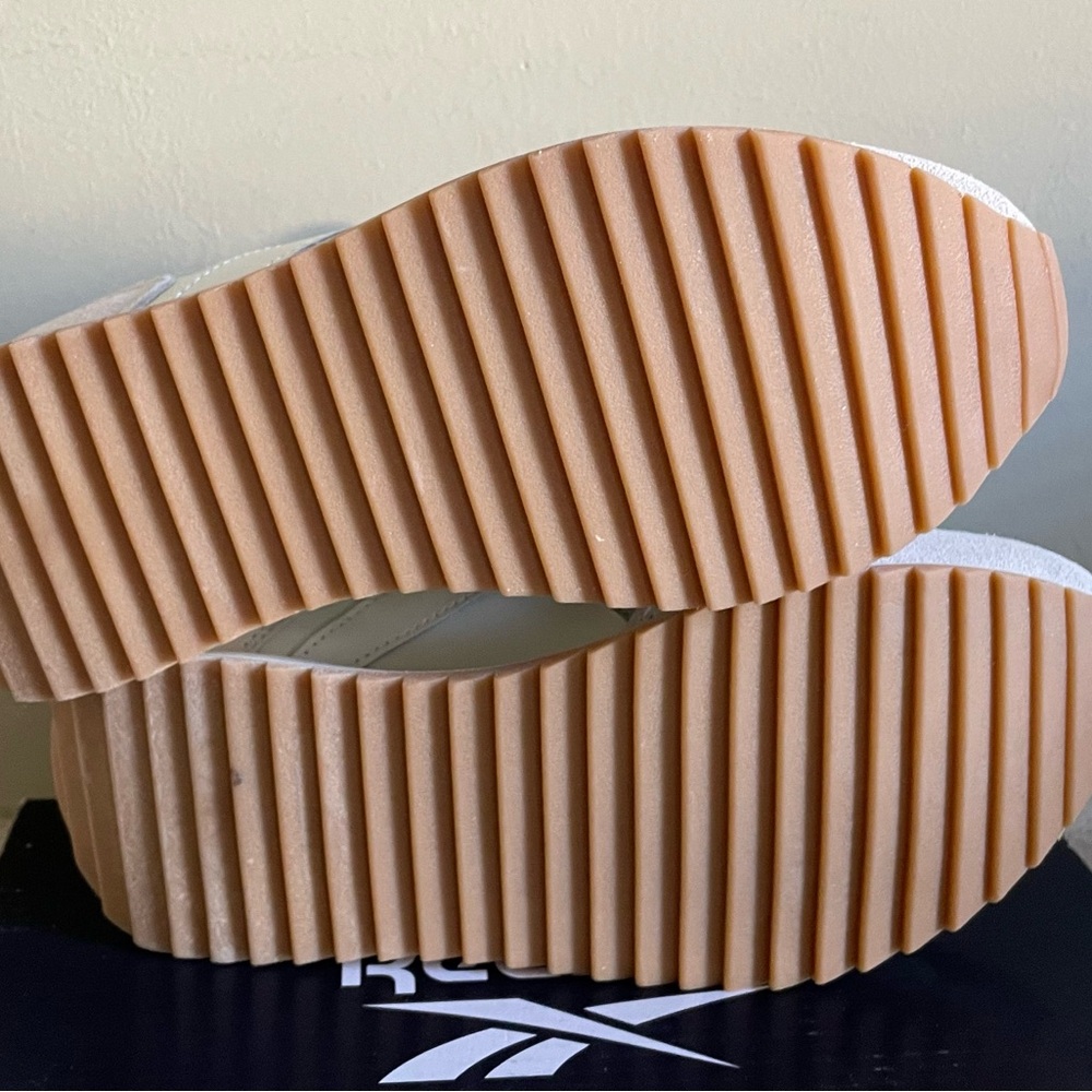 New Reebok Sneaker - Picture 4 of 6